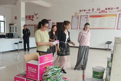 人大代表入田间 助力农业生产“加速跑”