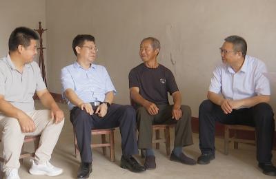 刘明锋走访慰问困难党员和新中国成立前入党的老党员