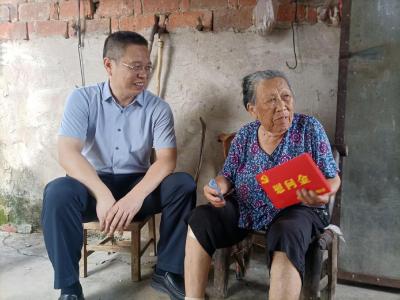 区领导看望慰问老党员 调研软弱涣散村党组织整顿工作
