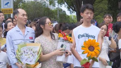 考生家长暖心加油 助力考生逐梦未来
