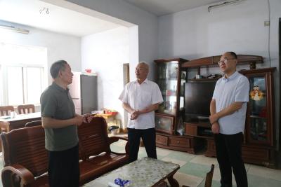区领导走访慰问困难党员