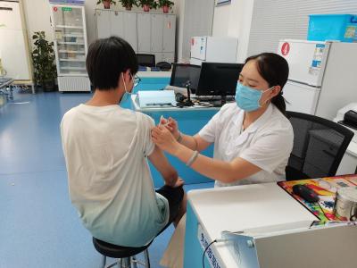 襄州区男性“首针”进口九价HPV疫苗开打