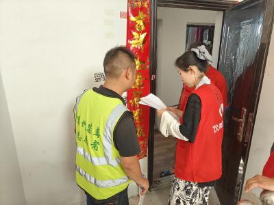 伙牌镇：开展夏季禁毒入户宣传活动