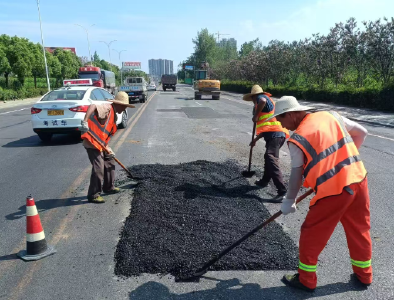 顶烈日 战高温 公路人守护出行平安