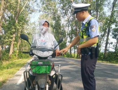黄龙镇：宣传一盔一带 守护安全出行