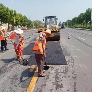 高温“烤”验不足惧  养好公路保畅通