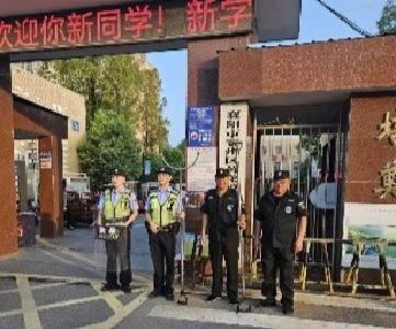 黄龙镇民警护航“开学季”