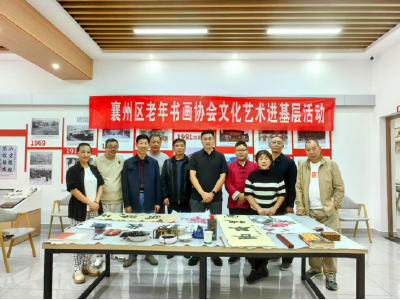 襄州区老年书协走进机车社区开展迎双节书画笔会活动