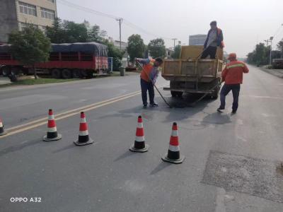 公路人坚守一线    护航“双节”平安路