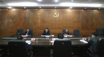 崔长领主持召开区委中心组集体学习