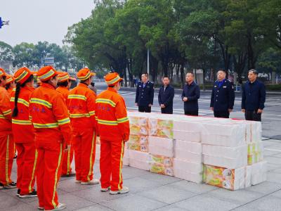 致敬“城市美容师”  共庆环卫工人节