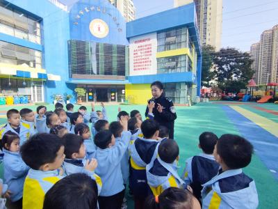 法治进校园 安全护成长