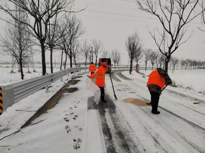 襄州区公路事务发展中心全力迎战今冬最强低温雨雪冰冻天气