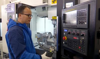 生产线“火力全开” 新方能助力汽车产业链高质量发展