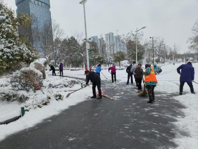 襄州园林：扫雪铺垫护赏景 巡查清障保畅通