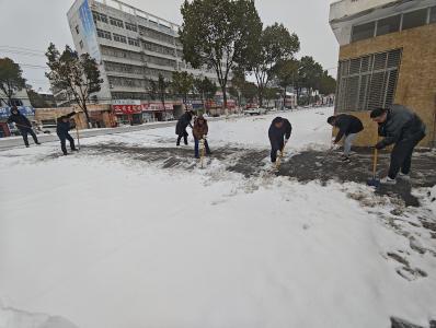 闻雪即动！古驿镇除冰清雪保畅通