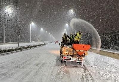 襄州区市政服务中心连夜除雪保畅通 