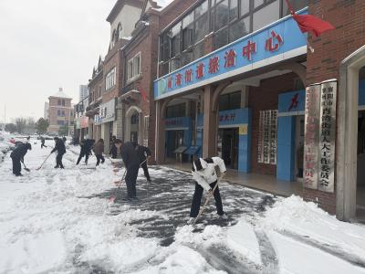肖湾街道党员干部清晨除雪 保障办事通道安全畅通