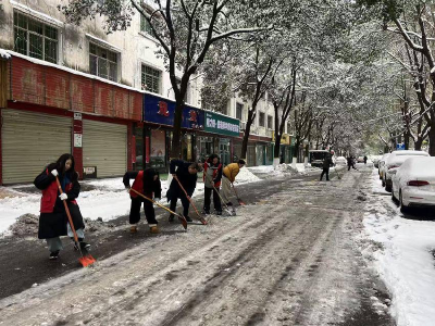闻雪而动保畅通 向寒而行护平安——襄州区浩然街道全力开展应急清雪行动