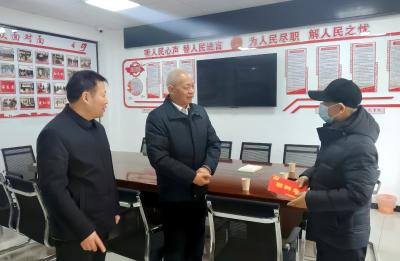 区领导节前走访慰问困难党员