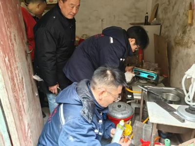 暖冬送安全 年货添安心  襄州40户困难家庭喜提燃气安全“三件套”