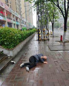 上班途中伸援手 暖心救助显担当