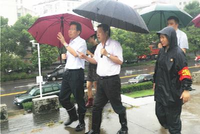 肖伏清到黄州区检查指导防汛救灾