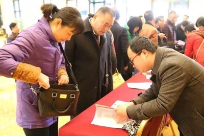 【聚焦两会】出席区五届人大一次会议代表陆续向大会报到