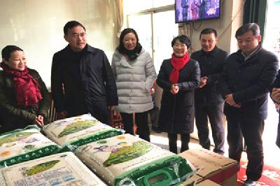余友斌到赤壁街道看望慰问养老院老人