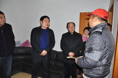 刘恩锋慰问困难劳模和职工