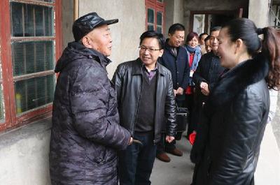 何志春到赤壁街道、东湖街道慰问困难党员群众