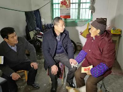 尤金明慰问老党员和困难群众