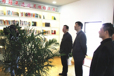 骆志勇为区新闻宣传中心揭牌