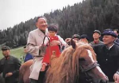 邓小平：民族地区工作能不能搞好，关键在于干部