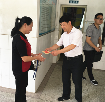 胡凯走访慰问困难党员