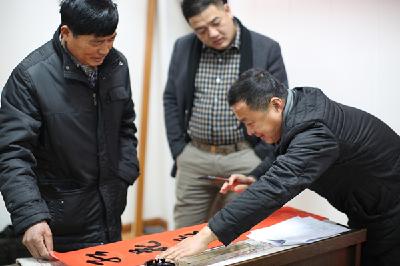 路口镇开展“迎新春 写对联 送祝福”活动