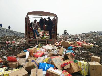 区食药监局集中销毁问题食品