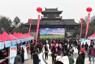 黄冈市区举办“春风行动”暨新春招聘活动