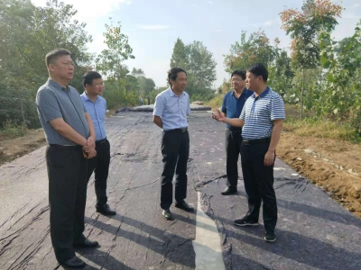 胡凯国庆假期督办农村公路提档升级建设