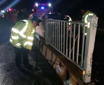 区公路管理局春节期间雨夜应急除险保畅