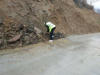 区农村公路管理局春运期间勤养护巡查保畅通