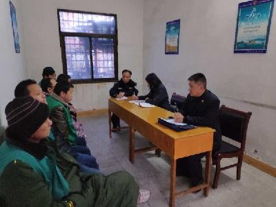 区法院执行法官拘留所中为“老赖”普法