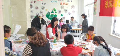 赤壁街道八一社区开展“手绘风筝 放飞梦想”亲子活动
