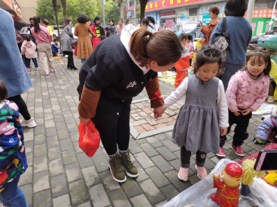 赤壁街道：社校联盟开展 “跳蚤市场暨防诱拐体验”活动