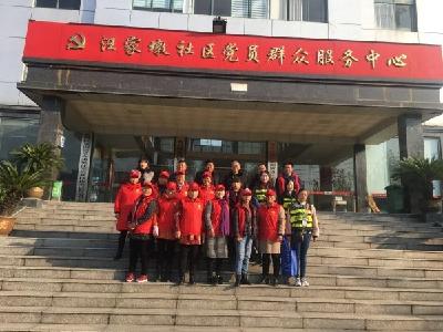东湖街道汪家墩社区开展创文创卫宣传和八员八联宣传推广志愿服务活动