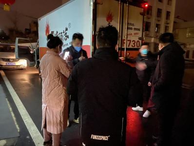 爱心募捐，警车开路，他们连夜把医疗物资送到黄州最前线