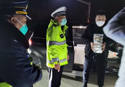 【战疫故事】爱心志愿者：我为亲人送盒饭