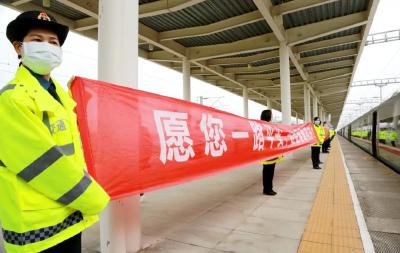 黄冈开行第二列赴粤返岗复工高铁专列