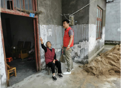 新时代文明实践： 志愿者为94岁独居老人修缮旧屋