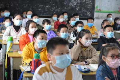 疫情防控，黄州中小学，很认真！